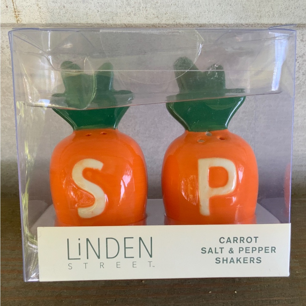 Carrot Salt And Pepper Shakers Ceramic Linden Street NWT Reg$20 Now$12.00